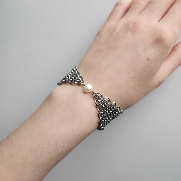 Dainty classic medieval silver chainmail bracelet with a real pearl - Picture 3 of 9